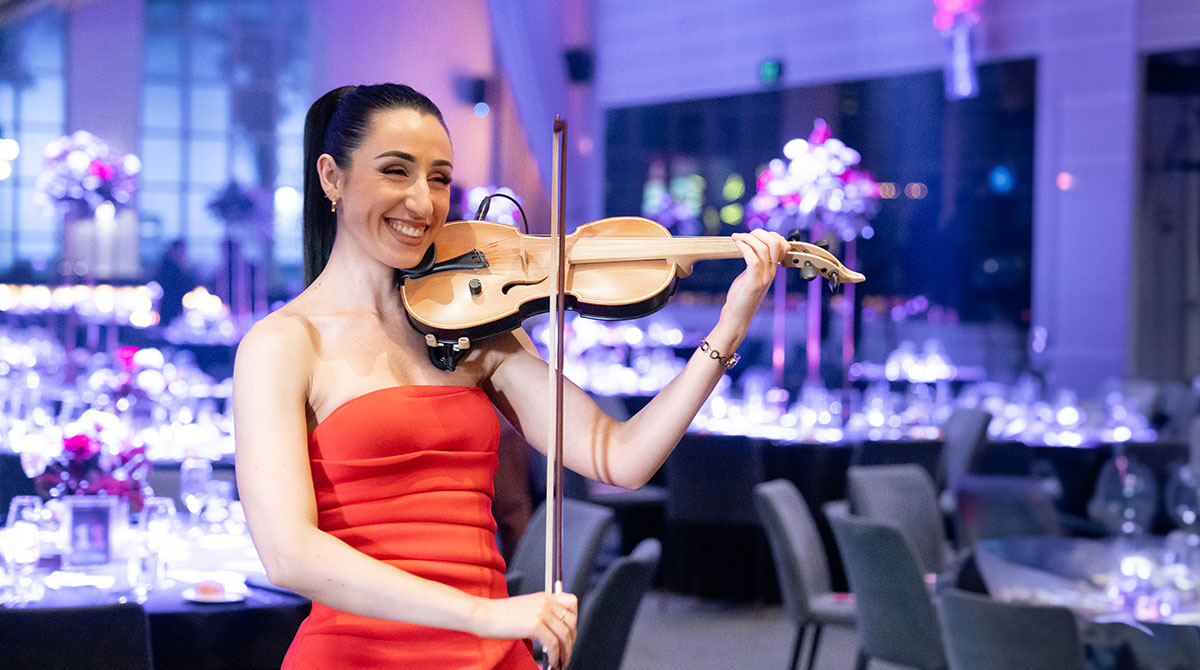 Women playing violin 